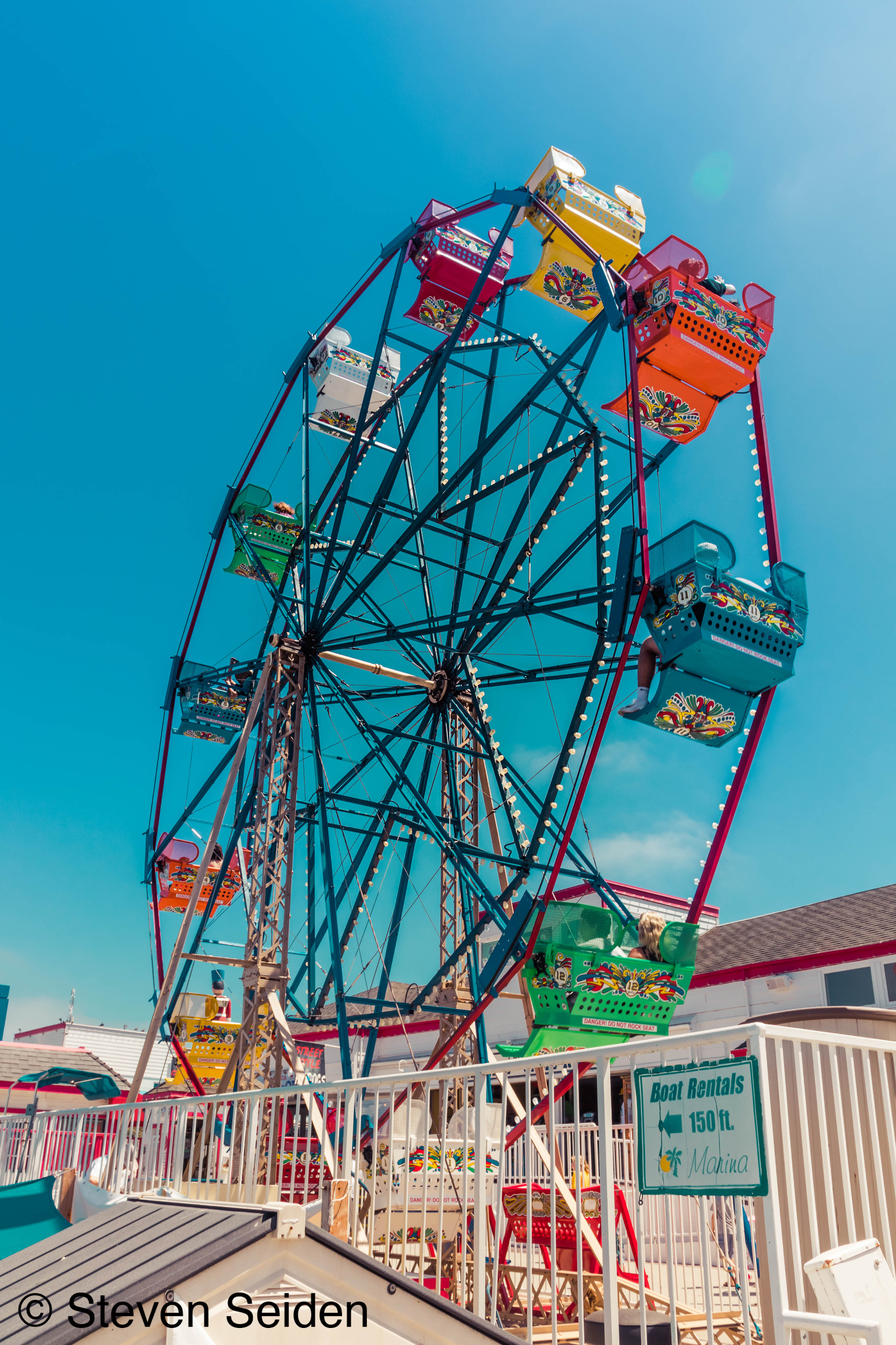 A picture of a ferris wheel.