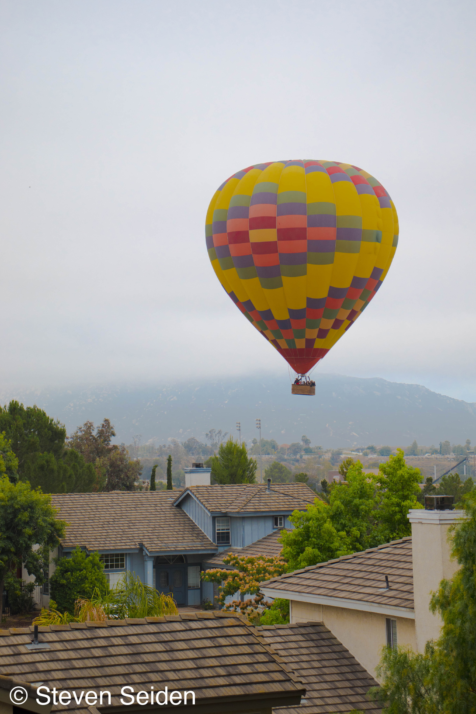 A picture of a hot air balloon.